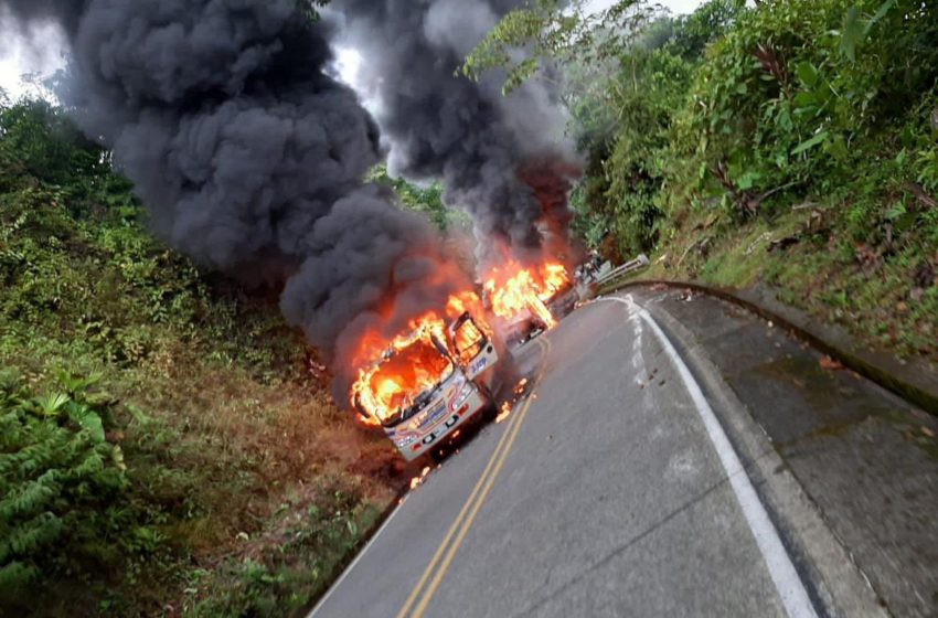  El desesperado pedido del gobernador de Risaralda a Mindefensa tras quema de buses en Chocó; dice que la situación es delicada