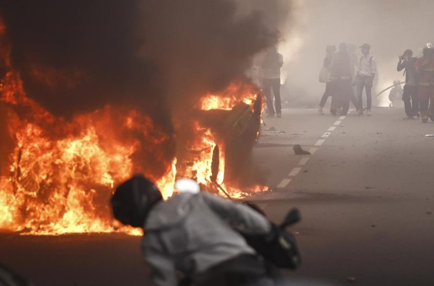  Disturbios por muerte de un joven a tiros por la policía de Francia