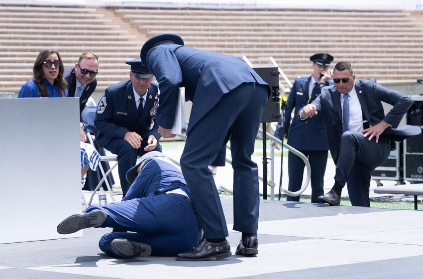  Biden sufrió aparatosa caída durante una ceremonia en academia militar