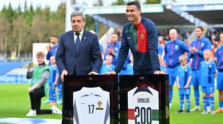  Video: la emotiva reacción de Cristiano Ronaldo tras ser homenajeado en el partido Portugal – Islandia