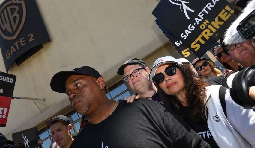  Las protestas que paralizan a Hollywood llegan a ambas costas de EE. UU.