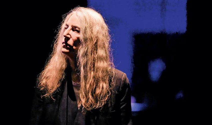  De paso por Bogotá, Patti Smith le pide a los jóvenes actuar frente al cambio climático, hacerlo mejor que su generación