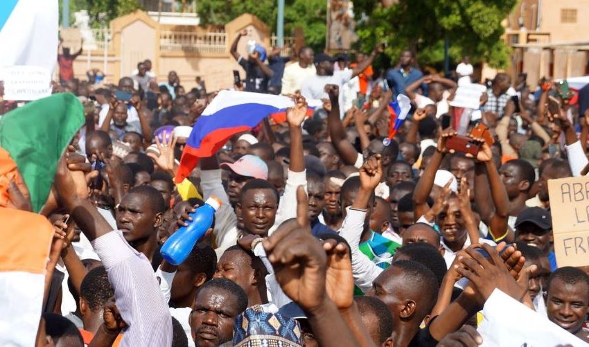  Reportan ataque a las instalaciones de la Embajada de Francia en Níger por parte de manifestantes