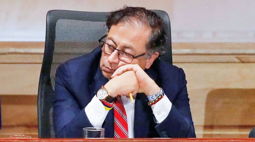  Gustavo Petro estalló contra quienes dicen que por estar enfermo no va a los eventos; dice que son “groseras encerronas”, pero no explica