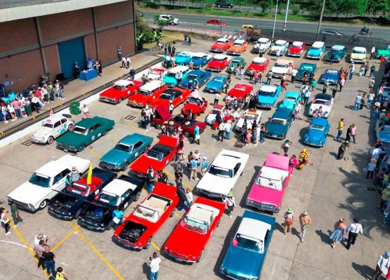  Desfile de Autos Clásicos y Antiguos, el evento que detiene el tiempo en la Feria de las Flores