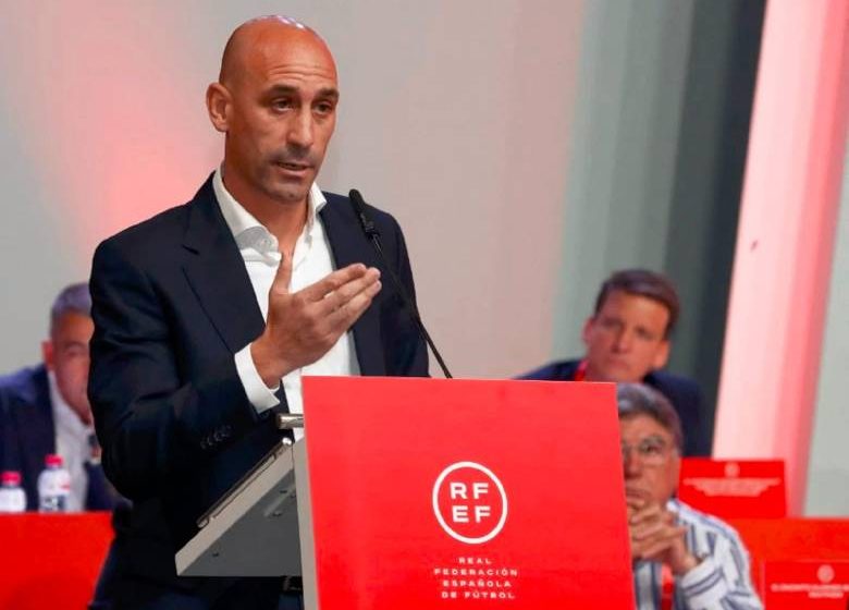  Rubiales se queda sin apoyo: Federación Española de fútbol le pide la renuncia tras besar a Jenni Hermoso