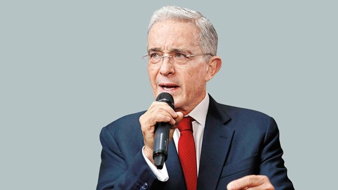  El próximo 6 de octubre Tribunal decidirá si precluye o acusa al expresidente Uribe