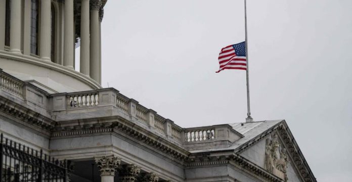 El Senado de EE.UU. aprobó la medida provisional para evitar el cierre del Gobierno