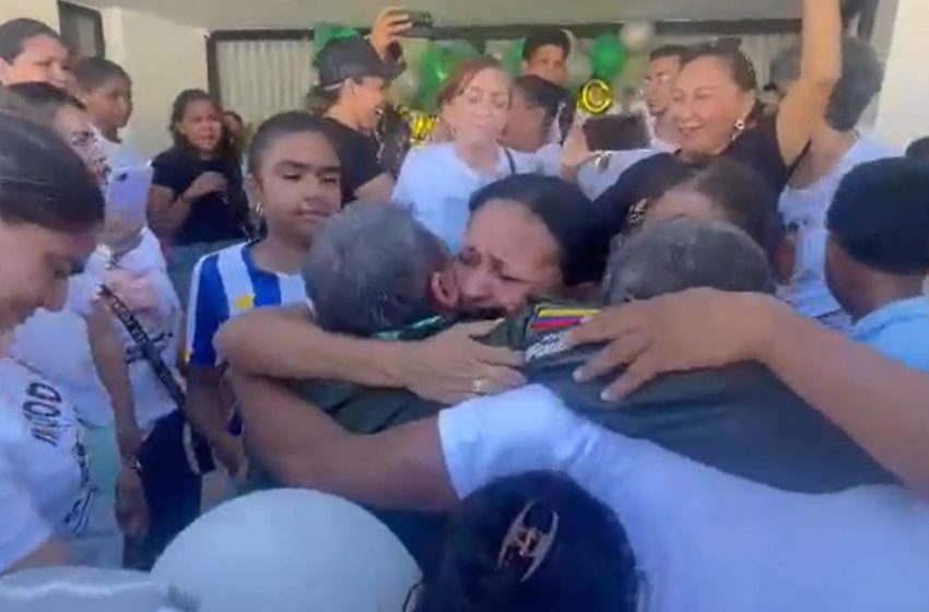  El emotivo abrazo de ‘Mane’ Díaz con su papá Jacob al arribar a Barrancas
