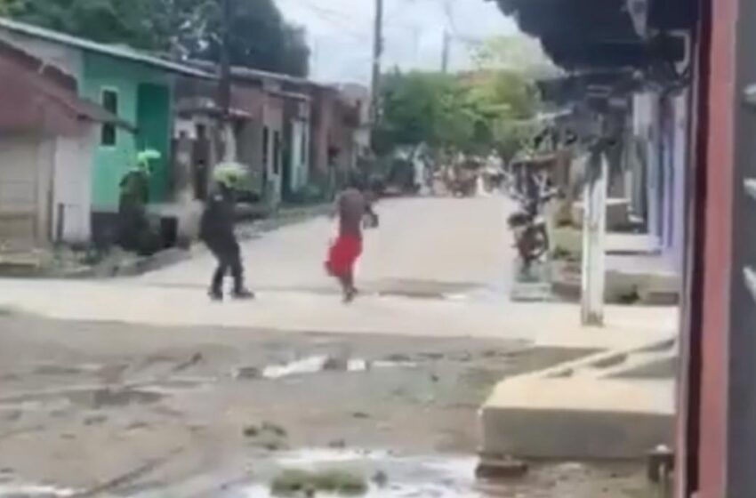  #video Hombre murió tras agredir con un machete a un policía en Nechí, Antioquia: el uniformado le disparó en el abdomen frente a una multitud
